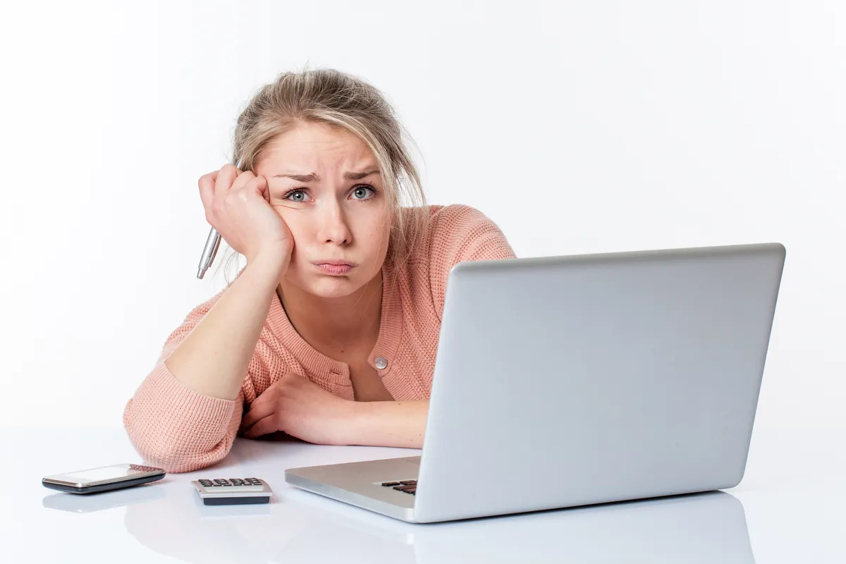 Young woman at laptop looks overwhelmed by commercial bar prep course because she hasn't yet added the services of ScaliseBarPrep.com to help her navigate Louisiana Bar prep.